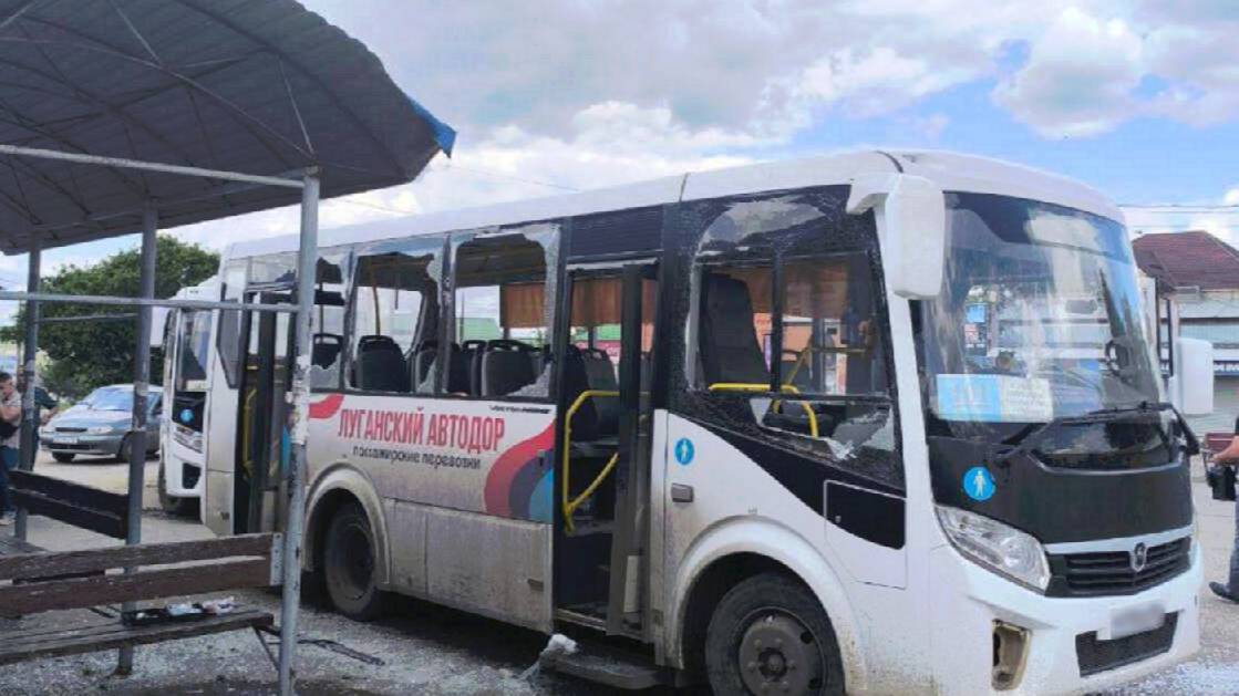 Три мирных жителя пострадали при атаке дрона ВСУ на автобусную остановку в ЛНР