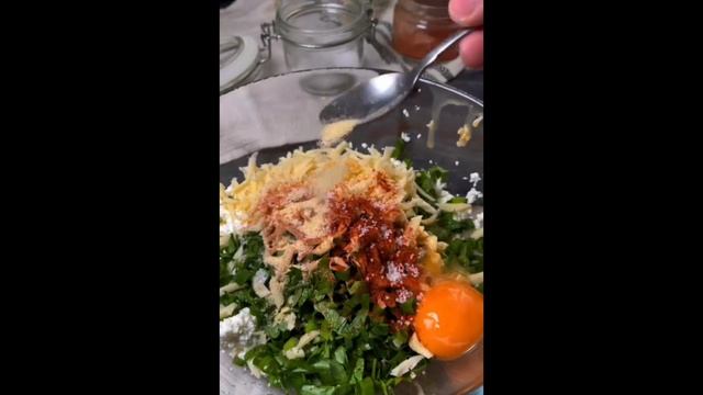 Невероятно хрустящая запеканка с творогом , сыром и зеленью