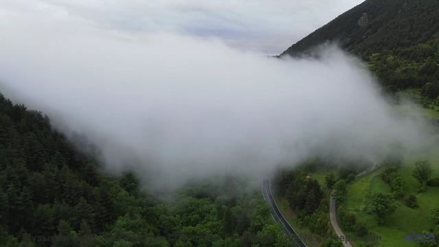 Мелодия превращает кадры в личный портал в мечты - Walking Away From The Illusion -- Kirk Osamayo --