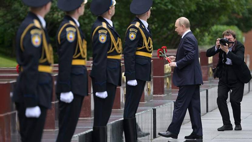 Путин возложил венок к Могиле Неизвестного Солдата в День памяти и скорби