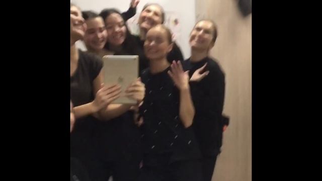 Девочки весело играют с айпадом)