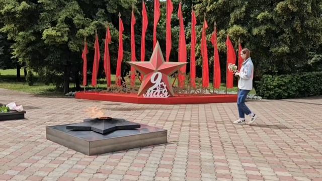 Возложение цветов к мемориалу Вечный огонь ЛДП Нескучные каникулы на алых парусах
