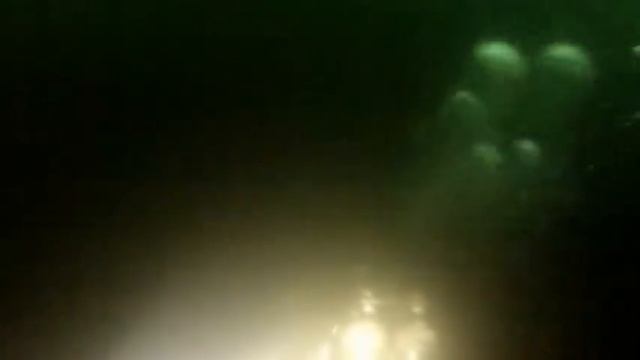 Экскаватор в затопленном  карьере  Divingtime.net