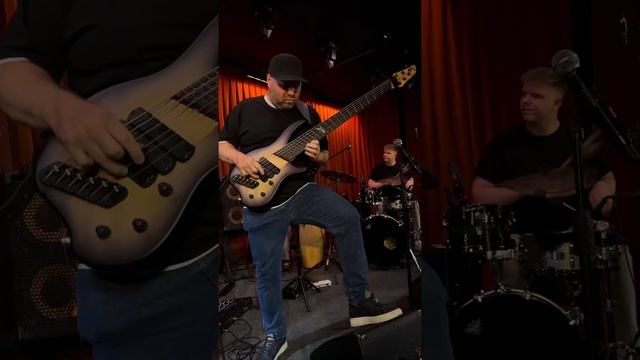 Нога на моритор, почти как рок звезда! Но соло на джазовый стандарт So What by Miles Davis. Бас Ding