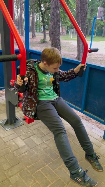 Уличные тренажеры в детском лагере