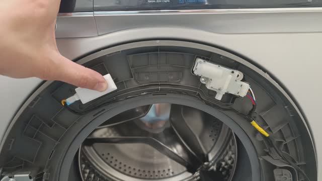 Диагностика и ремонт люка дополнительной загрузки AddWash (EcoBubble) стиральной машины Samsung