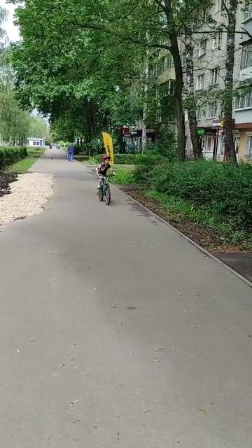 Я катаюсь на велосипеде😄