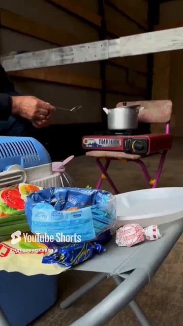 Готовим на улице,дождь,  перед загрузкой ✅️Cooking outside💦# грузовыерешения #automobile #дальнобой