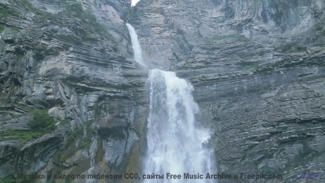 Лес под таким звуком кажется бесконечным и живым - Mountains All Around Us -- Scott Holmes Music --