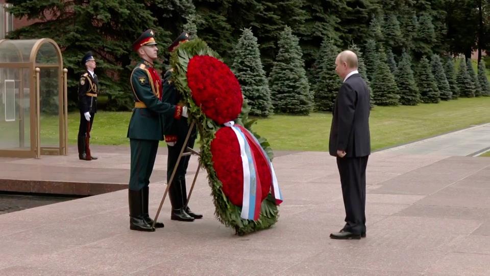 Путин возложил венок к Могиле Неизвестного Солдата в День памяти и скорби