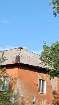 Ветер. Сверху может что-то прилететь.