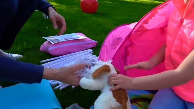 Мисс Кэйти и Мистер Макс - Katy and her picnic with a doll in the yard