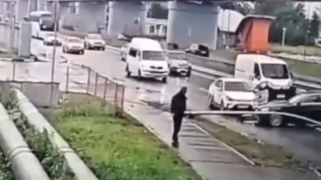 Шереметьево: водитель решил «освежить» пешехода из лужи.