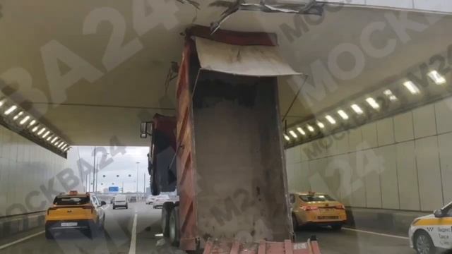 В тоннеле большегруз встал на попа