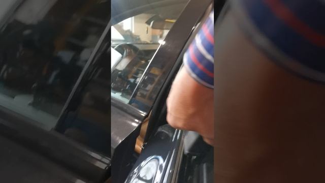 BMW 7 ф 01 разбор внутреннего уплотнителям стекла , задней двери.