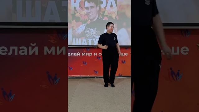 Никита поет песню о детстве.