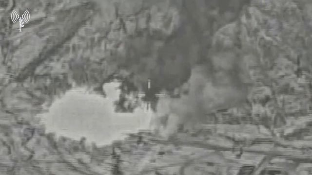 АОИ публикует кадры нанесения авиаударов по ракетной базе «Имам Хусейн» в городе Йезд.  Военный ...