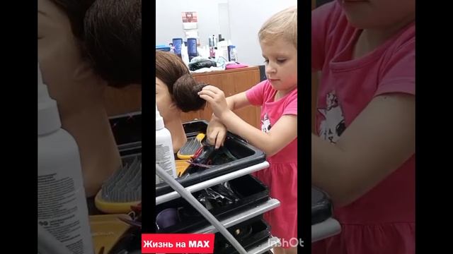 "Она ещё в садик ходит, но уже топовый стилист! 💇♀️"