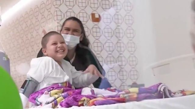 Джонни Депп посетил детскую больницу в Мадриде в образе Джека Воробья.