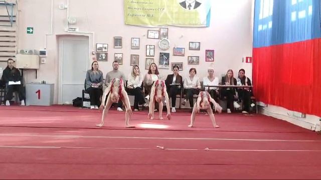 первые соревнования новоиспечённой тройки акробаток)
