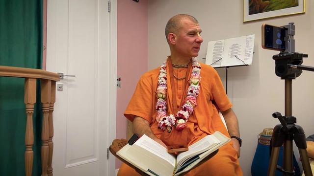 Е.С. Бхакти Расаяна Сагара Махарадж - История про учителя, ученика, плетёную корзину и воду.