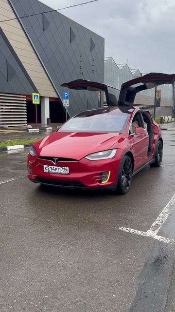 Tesla X танцует