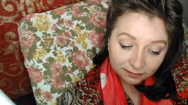 Читаю книгу "Сороковые фронтовые" радистка.