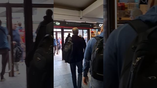 Народу куча на Вокзале, ищем свой поезд