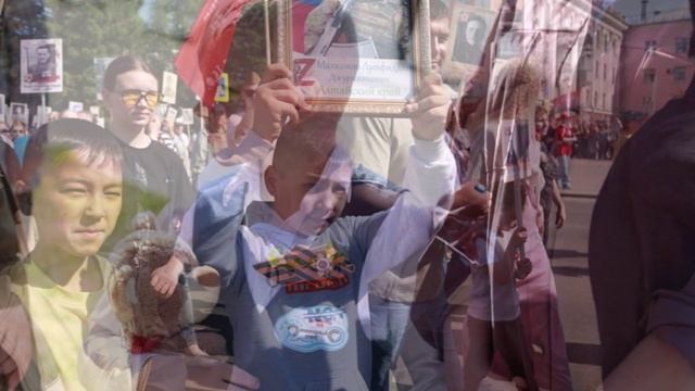 "МАЙСКИЕ ДНИ В БАРНАУЛЕ"... (Фото Олега УКЛАДОВА (Барнаул),, музыка - ЦВЕТУЩИЙ МАЙ (Фокстрот))