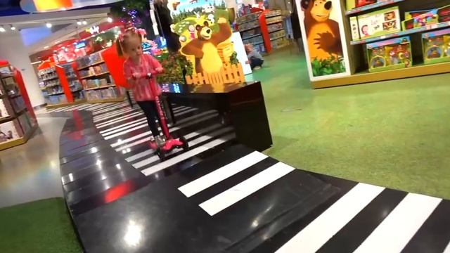 Настя_смотрит_мультики и показывает свои игрушки