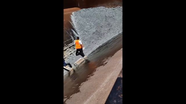 Строительство, разгрузка баржи , песок щебень