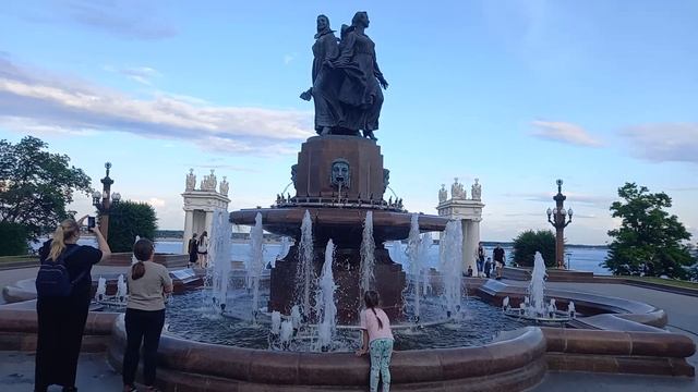 ФОНТАН Дружба в г Волгограде  на набережной