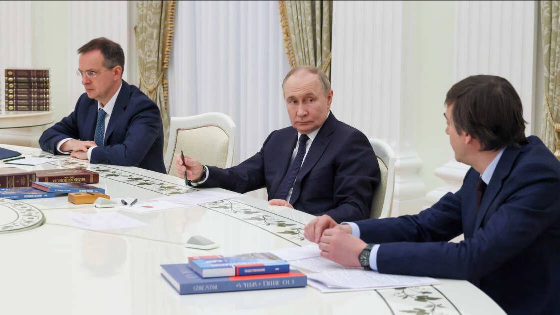 Выглядит на миллион: как превратить старую люстру в подвесное кашпо