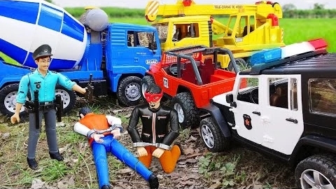 Грузовики для детей, играющих в конструкторы