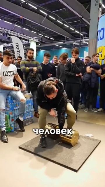 Девушка подняла неподъёмную гантель из золота