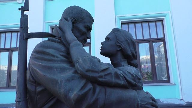 МОСКВА.БЕЛОРУССКИЙ ВОКЗАЛ. Скульптура «Прощание славянки» .