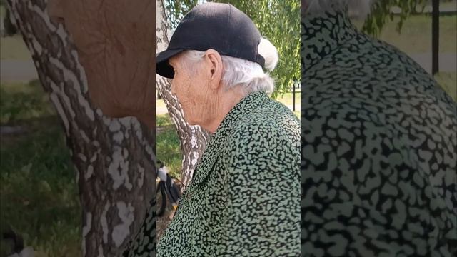 Бабуля стихи читает