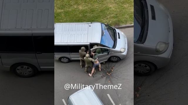 В Луцке жители из окна бросили банку с закрутками в ТЦК