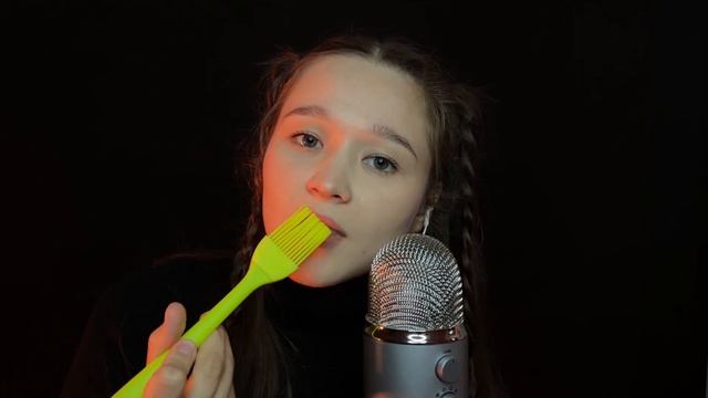 101. АСМР кисточками по микрофону и по тебе