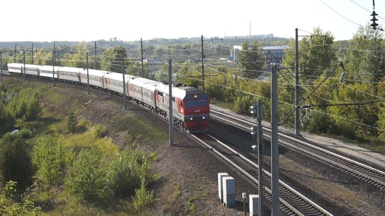 Тепловоз ТЭП70БС-223 с поездом "Восток".