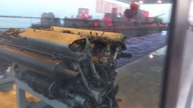 Экспонат. Затонувшего военный  КОРБЛИК . НА НАБЕРЕЖНОЙ г Волгограда