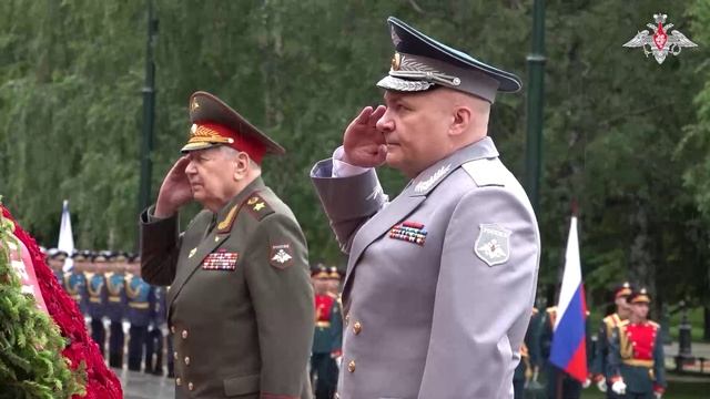Члены коллегии Минобороны России возложили венки и цветы к могиле неизвестного солдата