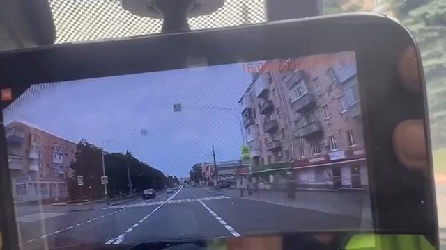 Водитель грузового тонара вырулил на встречку, чтобы избежать ДТП с одной легковушкой
