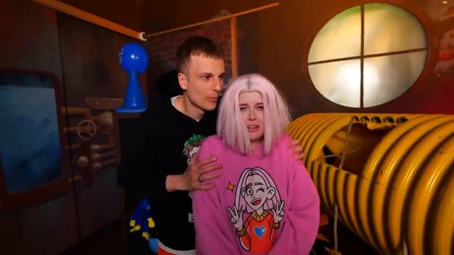 BRUNOЧто находится внутри ПОЖИРАТЕЛЯ СЛАЙДОВ, который открывается в 300 утра!!