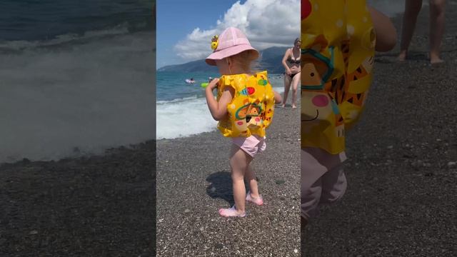Кирилл и Алиса на море 🌊 Видео для детей.