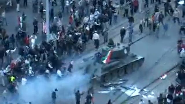 Во время массовых беспорядков осенью 2006 года в Будапеште угнали Т-34-85