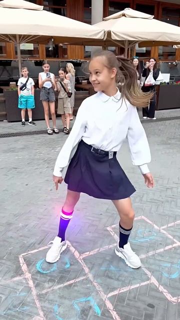 WALKING DANCE GAME  LITTLE GIRL NEON SHUFFLE TUZELITY