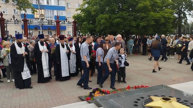 Возложение цветов к огню славы