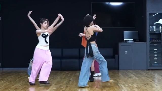 ITZY - "Kiss & Tell" DANCE PRACTICE MIRRORED