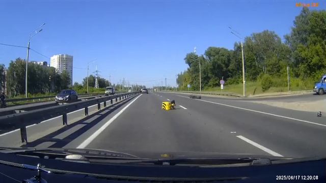 Во Владимире легковушка "подбила" курьер на электромотоцикле